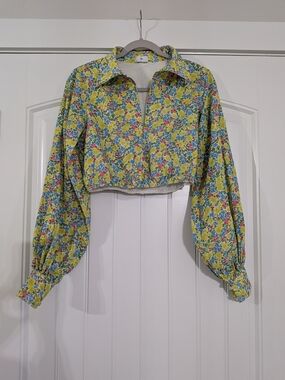 Yllw The Label Cropped Floral Deep V-Neck Collard Long Sleeve Linen Top